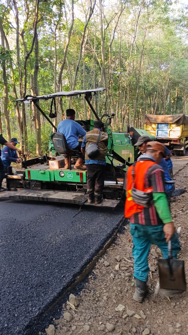 KEGIATAN PERBAIKAN JALAN KABUPATEN DI DESA SALAMMULYA, KECAMATAN PONDOKSALAM, KABUPATEN PURWAKARTA MELALUI PROGRAM CSR BANK BJB