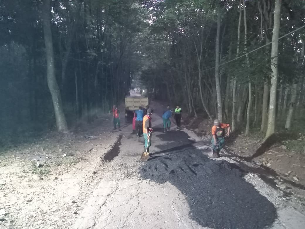 KEGIATAN PERBAIKAN JALAN KABUPATEN DI DESA SALAMMULYA, KECAMATAN PONDOKSALAM, KABUPATEN PURWAKARTA MELALUI PROGRAM CSR BANK BJB