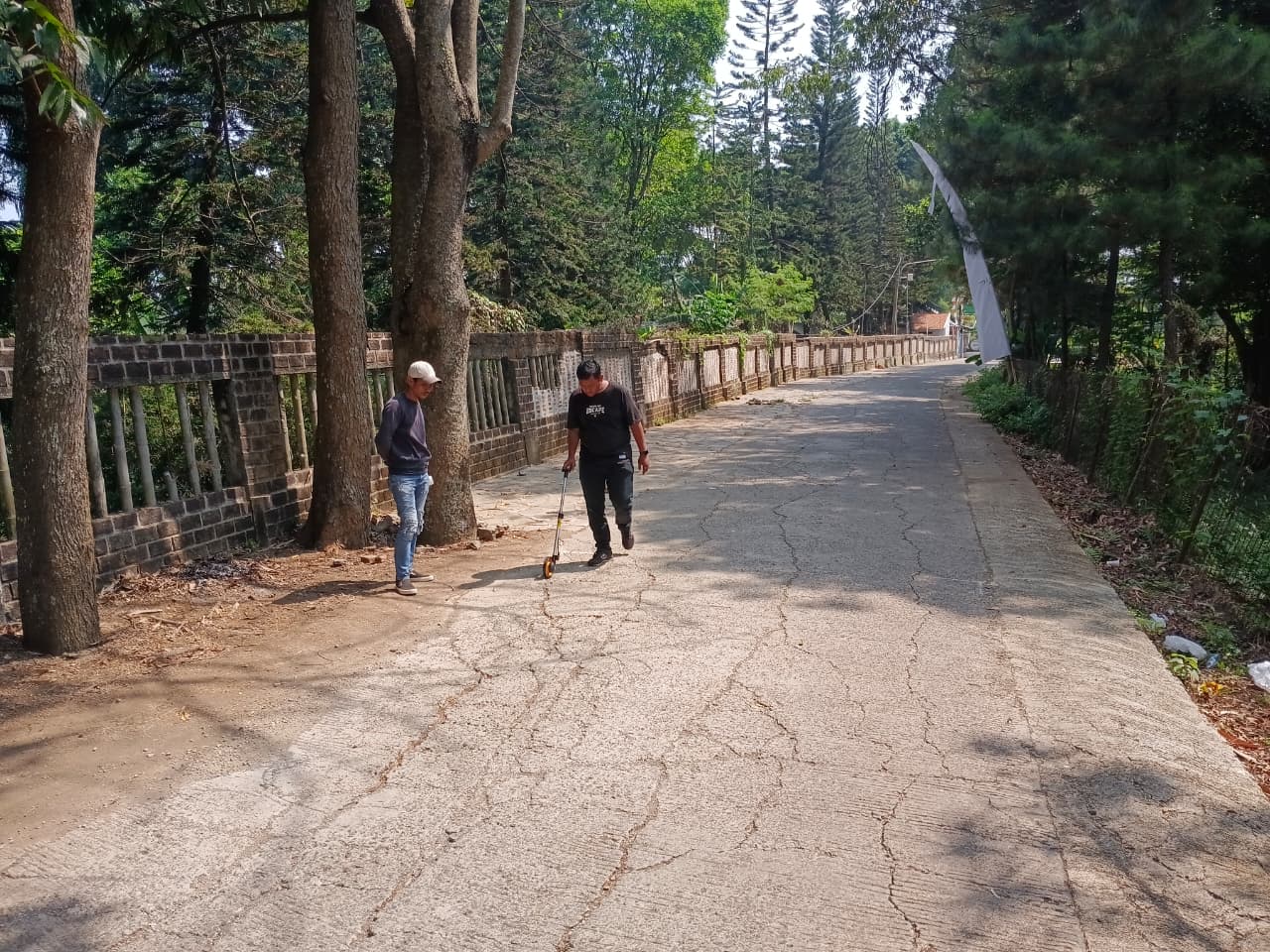 KEGIATAN PERBAIKAN JALAN KABUPATEN DI DESA SALAMMULYA, KECAMATAN PONDOKSALAM, KABUPATEN PURWAKARTA MELALUI PROGRAM CSR BANK BJB