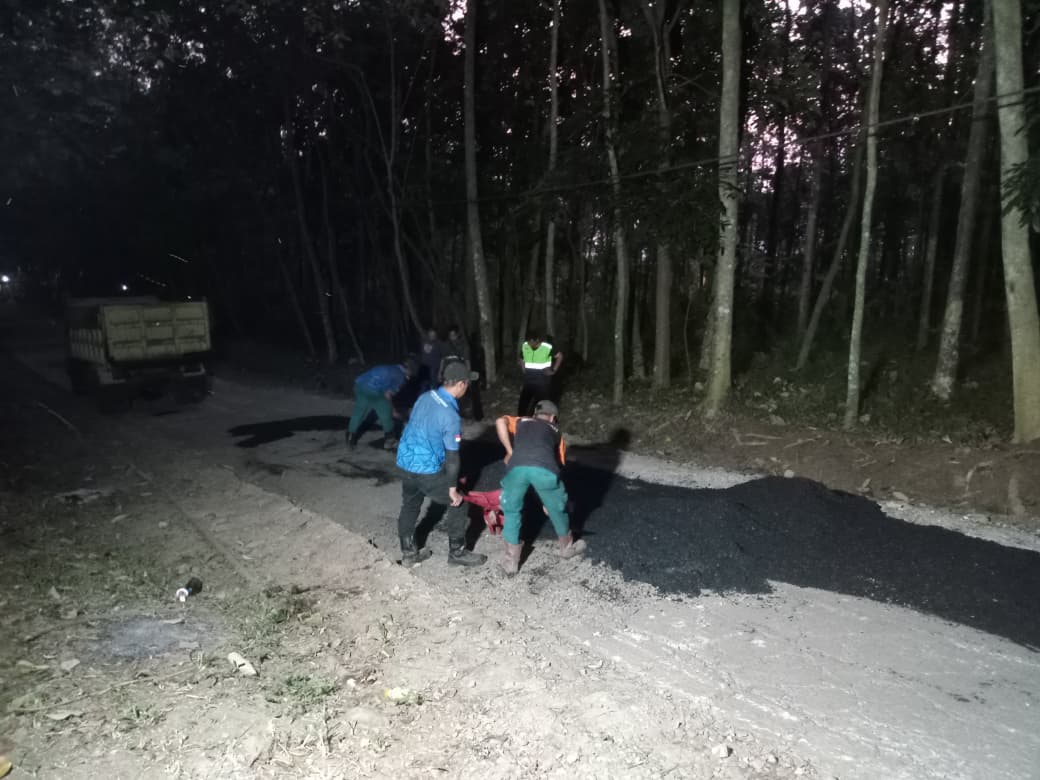 KEGIATAN PERBAIKAN JALAN KABUPATEN DI DESA SALAMMULYA, KECAMATAN PONDOKSALAM, KABUPATEN PURWAKARTA MELALUI PROGRAM CSR BANK BJB