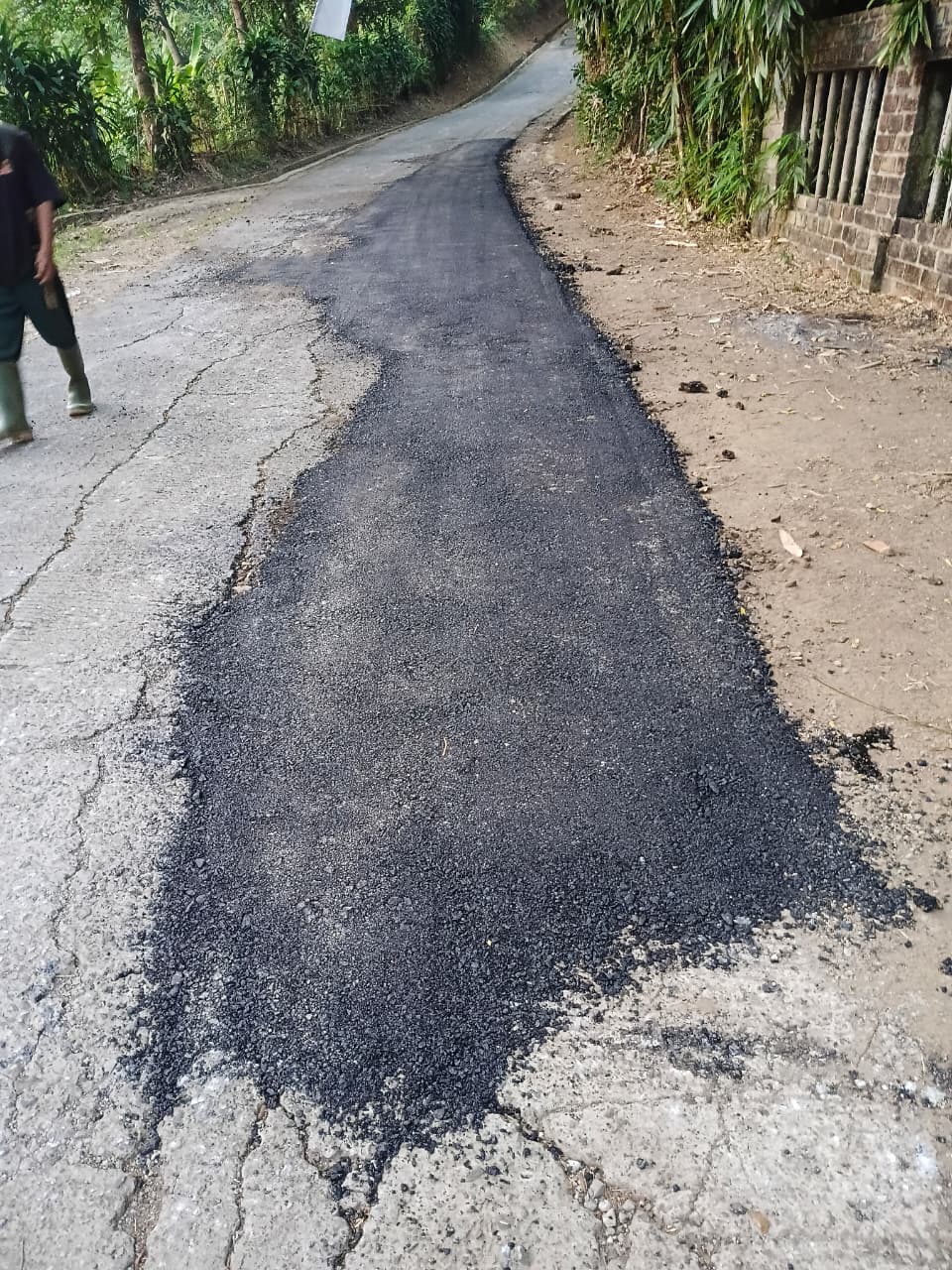 KEGIATAN PERBAIKAN JALAN KABUPATEN DI DESA SALAMMULYA, KECAMATAN PONDOKSALAM, KABUPATEN PURWAKARTA MELALUI PROGRAM CSR BANK BJB